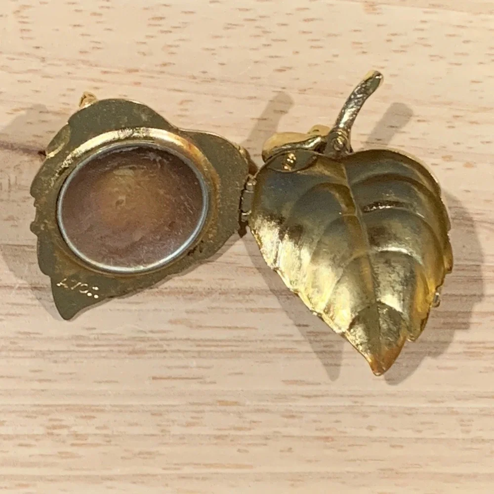 Avon Vintage Gold Tone Leaf Solid Perfume Locket Brooch‎ Pin Textured Botanical